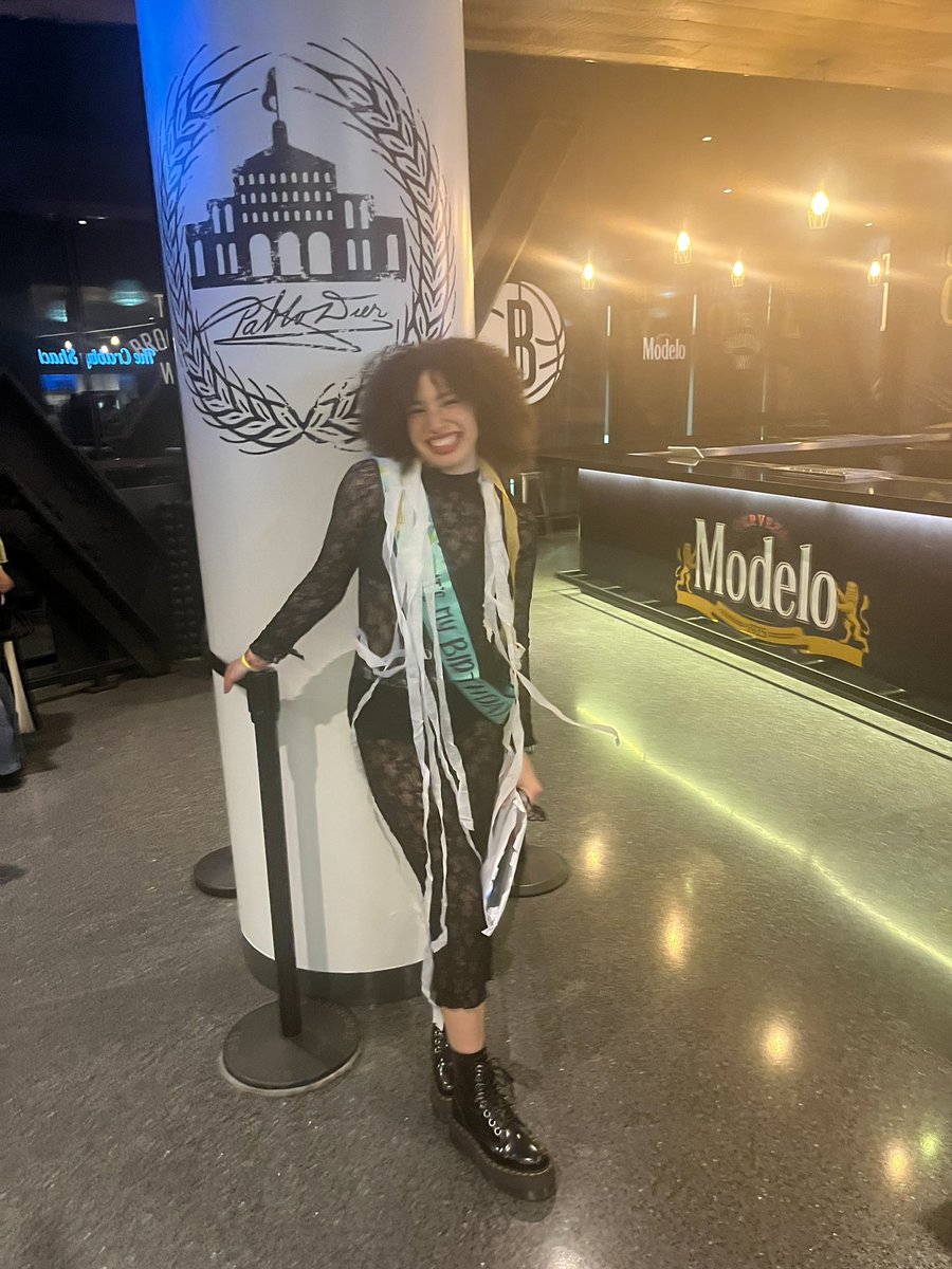 Shae_Azevedo's tweet photo. I’m the girl that got to dance with jackson for my birthday. thank you so much @JacksonWang852 for the amazing birthday gift and the most spectacular show!!! 💚
(if you see or post any vids of me, tag me so i can watch them😁) 
#JacksonWang #MAGICMANinNYC #MAGICMANWorldTourinNYC https://t.co/4pQX4Q4fCA