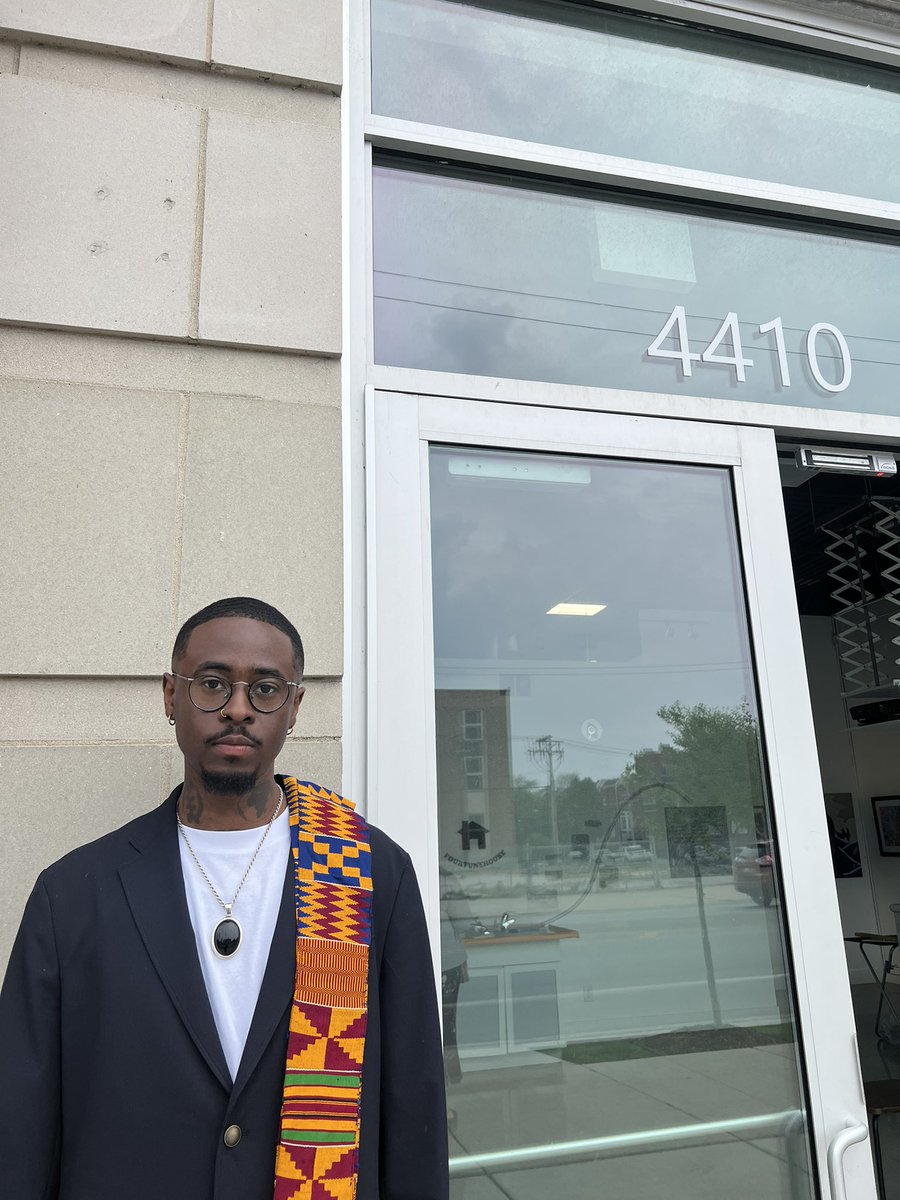 makafuisearcy's tweet photo. opened an art center &amp; graduated in a year 🤝🏿 grandfather’s Kente https://t.co/9WTxwMFmrX