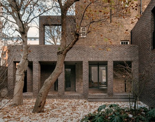 Balancing found objects and original features with minimalism and modern finishes, <a href="/ErbarMattes/">Erbar Mattes</a> has converted a former pub into an elegant family home – and won a 2023 <a href="/RIBA_London/">RIBA London</a> Award: ow.ly/OSzA50On79u #RIBAawards