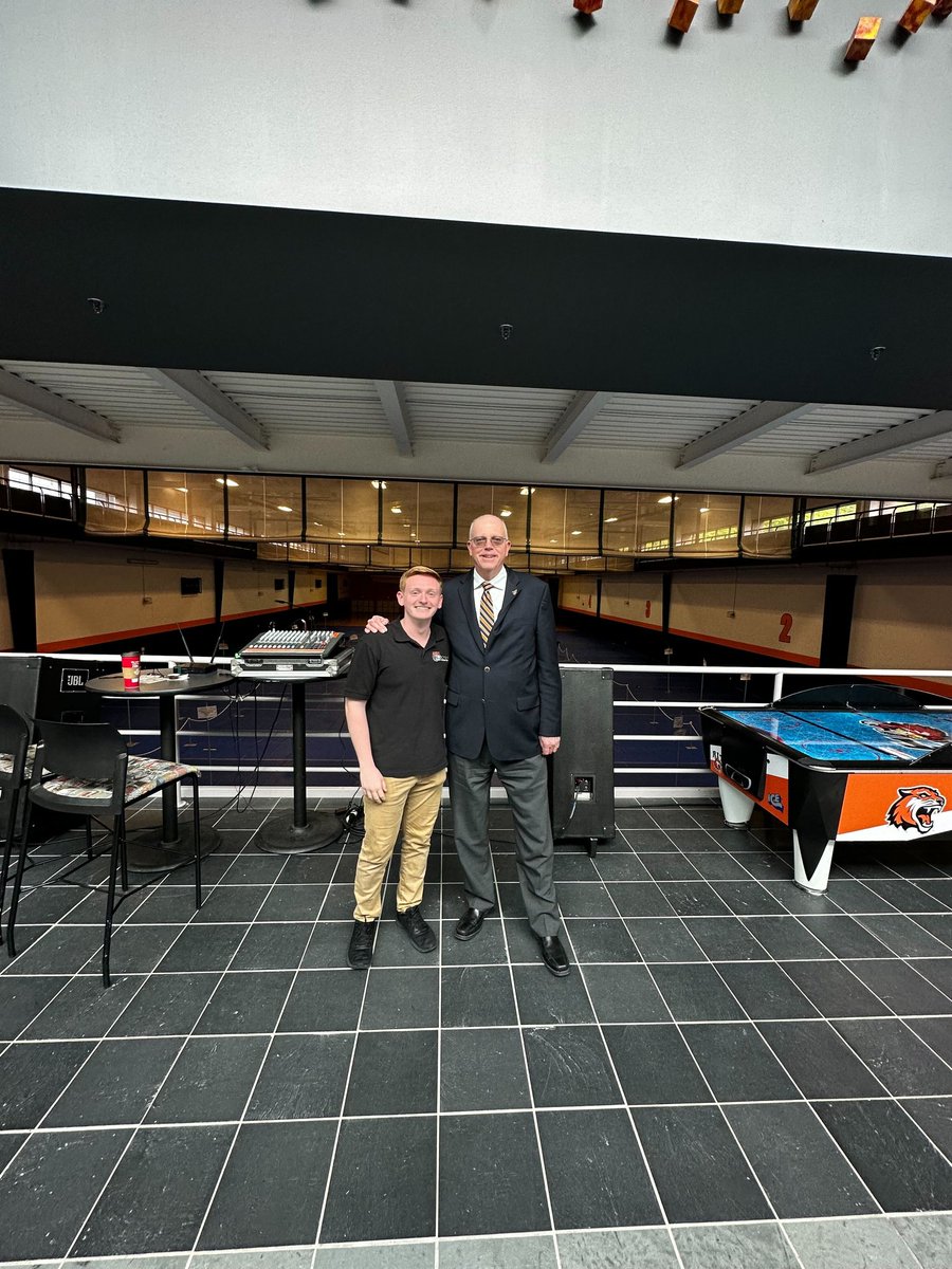 RITTechCrew's tweet image. SLC Lineup Crew had a celebrity guest Production Assistant @RITPresident 
Thanks for your help Dr. Munson!
#RITGrad #TC4L