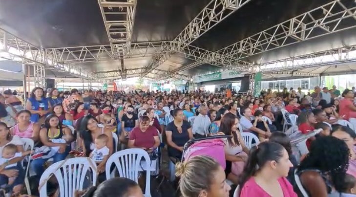 Cileidealves's tweet photo. Evento do governo em Santo Antônio do Descoberto para entregar 85 cartões do programa Dignidade, com auxílio mensal de R$ 300 para idosos de baixa renda, comando por Gracinha Caiado. Os 85 cartões somam R$ 25,5 mil em benefícios. https://t.co/BtRobQV7vX