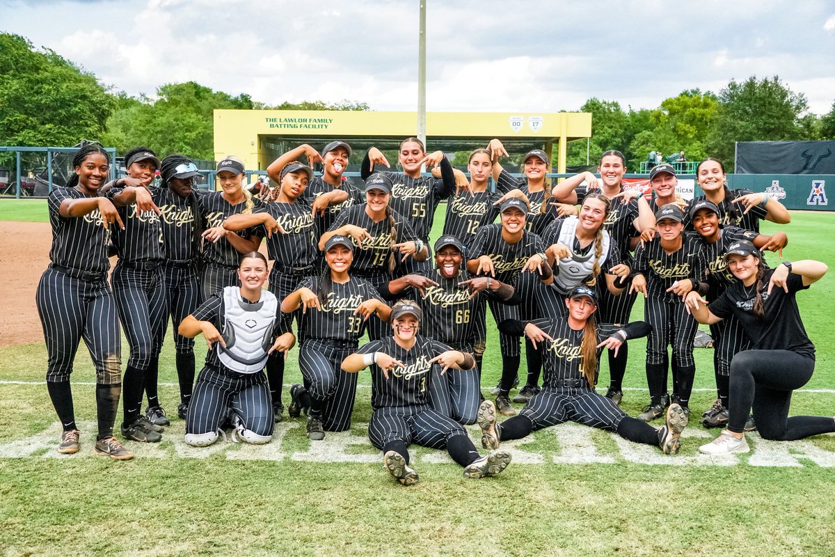 UCF_Softball's tweet photo. Horns DOWN 🤘⬇️

#ChargeOn ⚔️ https://t.co/InEFZW8sjn