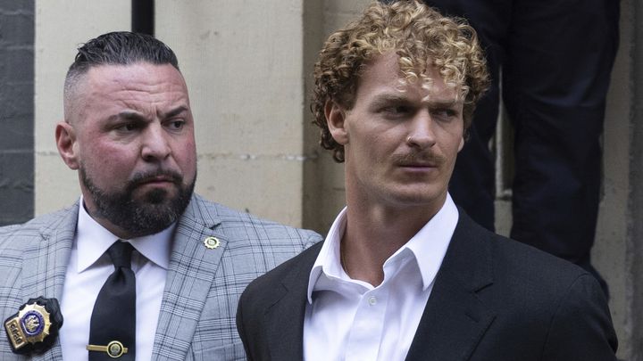 timnewspaper's tweet photo. Man who fatally choked subway passenger freed pending trial 

Daniel Penny, a 24-year-old US Marine Corps veteran, turned himself into authorities to face a charge of second-degree manslaughter, which could carry a jail term of up to 15 years #SubwayStrangler #news https://t.co/hmeDOxoR2E