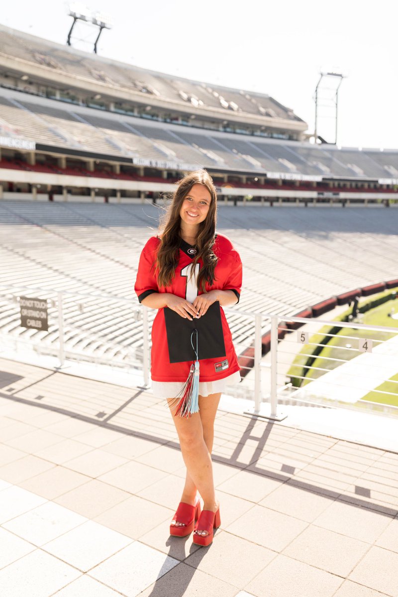 klaw0613's tweet photo. Congratulations Avery! We are so proud of you. ❤️🖤🎓#UGAGRAD https://t.co/lrUNgSHjrB