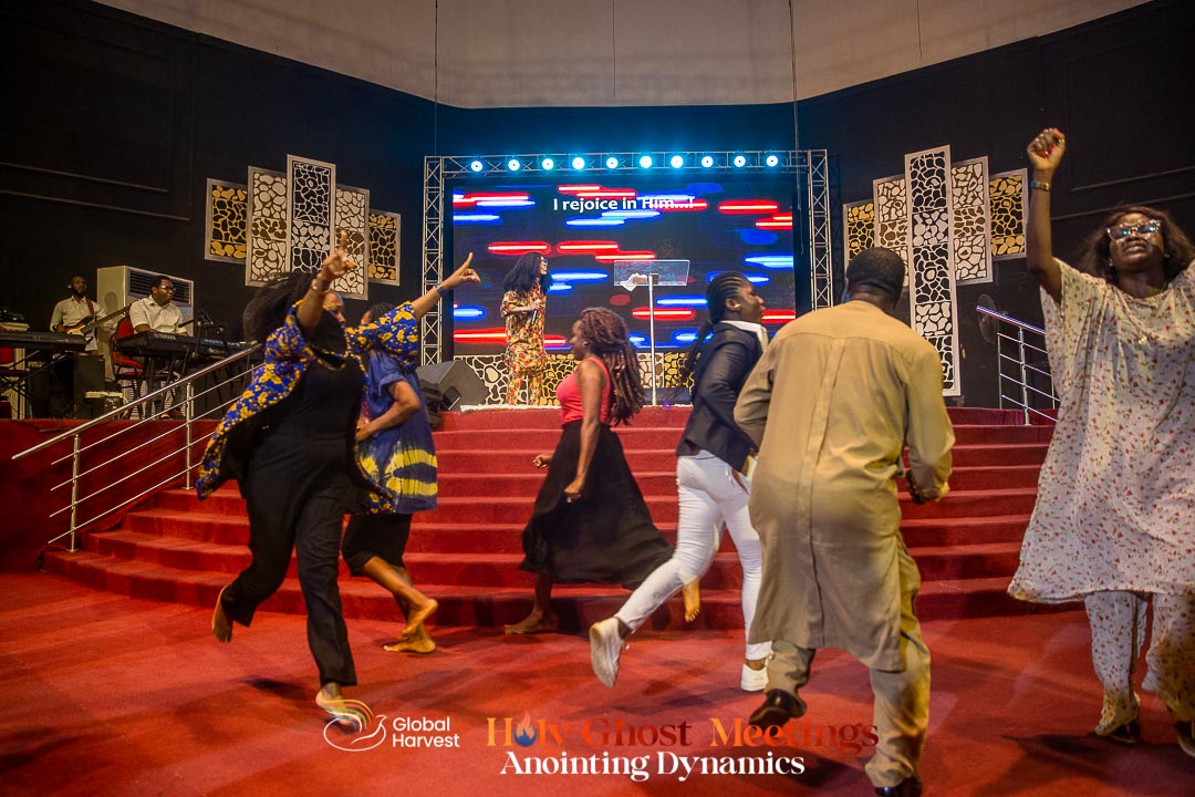 When you behold the Word, you will worship and pray. Everything is in the Word.

@victoriaorenze 

#WordofGod #HGM2023 #ghchq #GlobalHarvestChurch #AnointingDynamics #HolyGhost #eveningsession #worship