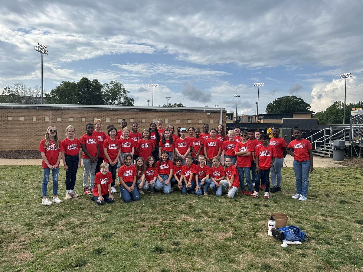 lindsayelkins1's tweet photo. @kempcougars chorus represented Kemp well tonight at the @KSUOwlsBaseball game! Way to Kemp! 🦉💛🖤🐾❤️💙 @KempMusicRocks https://t.co/Kqz0kLiByD
