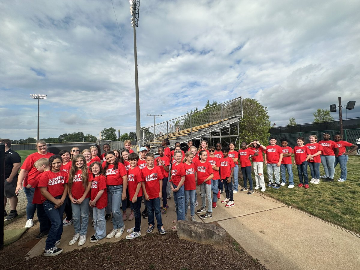 lindsayelkins1's tweet photo. @kempcougars chorus represented Kemp well tonight at the @KSUOwlsBaseball game! Way to Kemp! 🦉💛🖤🐾❤️💙 @KempMusicRocks https://t.co/Kqz0kLiByD