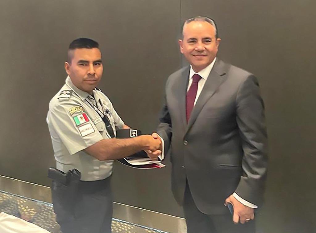 Miguel_AMtzM's tweet photo. Twitter 

Agradezco la asistencia de la @GN_Carreteras representada por el  Capitan Ericel Pedro  Zarate Gómez, a la #TomaDeProtesta de Manuel Enrique Rodríguez, nuevo Delegado de #CANACARPuebla, quien asumió, junto a su equipo, el compromiso de impulsar nuestro Plan de Trabajo 2023-2024.