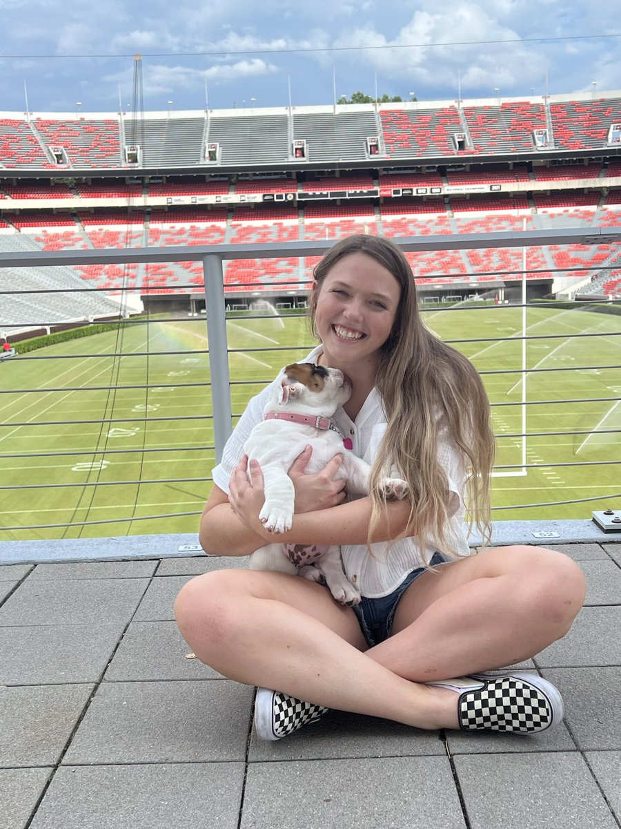 #UGAgrad 
Miss Kelee Belle is proud of her big sis Shelby! ❤️🖤