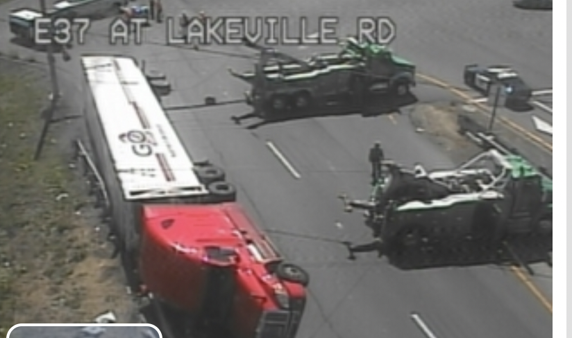 KCBSAMFMTraffic's tweet photo. UPDATE #SonomaCounty #TrafficAdvisory Eastbound #Highway37 at Lakeville Rd: there's a big rig on its side and now BOTH Lanes are blocked to upright it. Traffic's jammed from the Petaluma River Bridge.  #KCBSTraffic 📷:Caltrans https://t.co/UYcKpcAebN