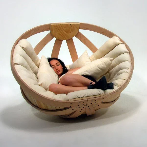 鳥の巣ソファ「Cradle」が人をダメにすると話題に！ 大人のためのゆりかご
