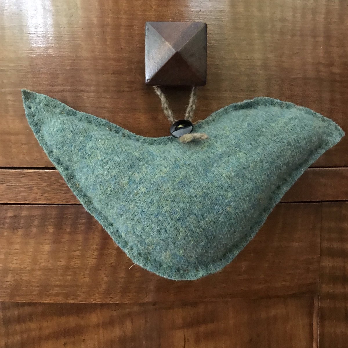 gonerustic's tweet photo. My bird hangers are developing individual personalities! This one seems a little unsure of itself … hand embroidered on naturally dyed fabric scraps on a recycled knit background.
https://t.co/VH9SKxO0Bk (art + decor)
#bird #keyhanger #key #stitch #wool #rawedge #ecodyed https://t.co/EfDAH9h0cZ