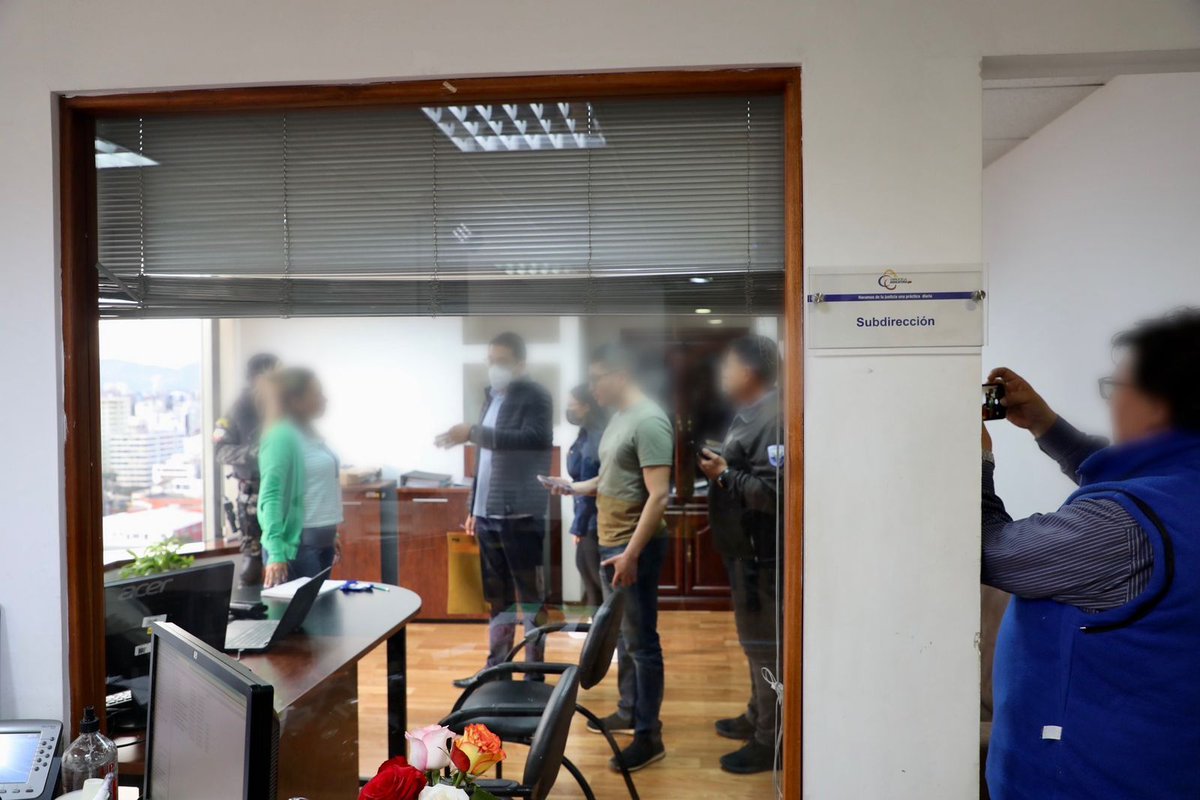 ElDatoEcua's tweet photo. #Urgente  En cumplimiento de orden judicial #FiscalíaEc y @PoliciaEcuador allanan el @CJudicaturaEc en #Quito, en el marco de una investigación por presunto delito de obstrucción de la justicia, relacionados con casos considerados de conmoción

 (desarrollo).
#FiscalíaContraElDelito