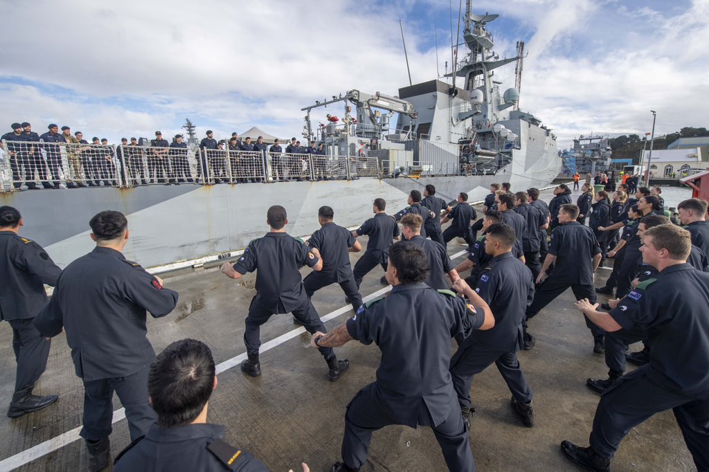 A cracking image of @HMS_Spey coming alongside in Devonport #NewZealand to a rousing haka. Thanks Cdr Alan Parker @NZNavy Naval Attaché 🇺🇸 for sharing. 

#ForwardPresence 
@UKdefUS 
@RoyalNavy