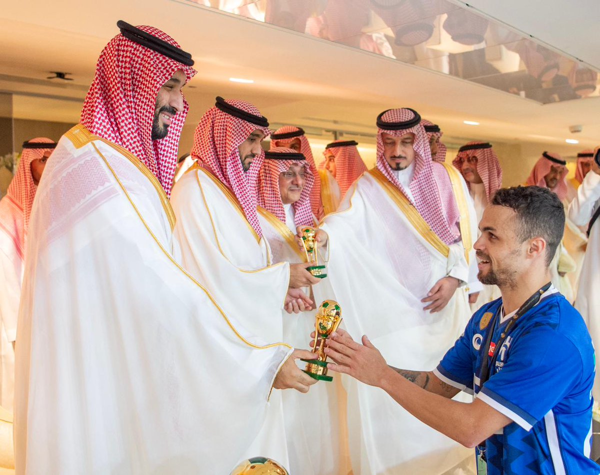 spagov's tweet photo. #صور | نيابة عن #خادم_الحرمين_الشريفين .. 
سمو #ولي_العهد يتوج فريق الهلال بكأس خادم الحرمين الشريفين للموسم الرياضي 2022 - 2023.
#واس https://t.co/ZTeyjnsGIg