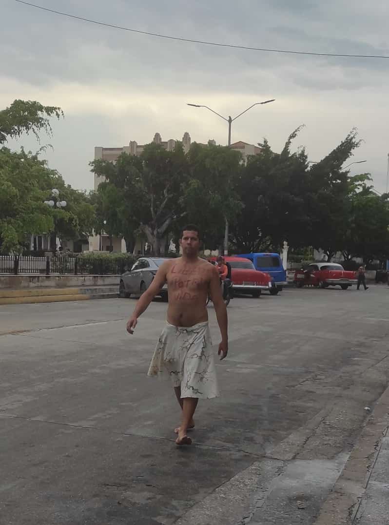 CubalexDDHH's tweet image. 📢‼️ Oscar J Reyes es el hombre que estaba en el Parque Central de Holguín con las palabras "libertad" y "patria y vida" pintadas en el pecho.
 Vive con su madre y  hermano quienes son pacientes psiquiátricos. Oscar también está bajo tratamiento.El joven se encuentra aún detenido