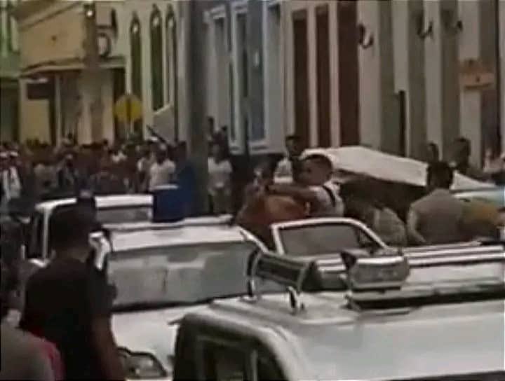 CubalexDDHH's tweet image. 📢‼️ Oscar J Reyes es el hombre que estaba en el Parque Central de Holguín con las palabras "libertad" y "patria y vida" pintadas en el pecho.
 Vive con su madre y  hermano quienes son pacientes psiquiátricos. Oscar también está bajo tratamiento.El joven se encuentra aún detenido