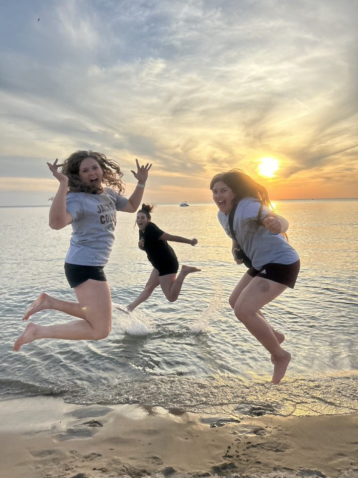 jennifercleach's tweet image. These Jackson College Jets softball players are jumping for joy! They are super special and undefeated. Headed to the finals of the regional championship game tomorrow morning  in Stevensville, MI! #OneMoreWin #JUCO #SouthCarolinaforNationals❤️😎🥎 @kateleach24