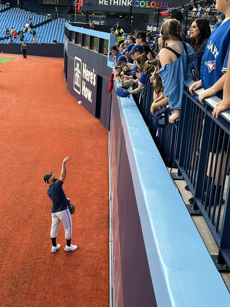 Thanks <a href="/KPILLAR4/">Kevin Pillar</a>! Appreciate you signing a baseball for my daughter. Superman was already her favourite (former) <a href="/BlueJays/">Toronto Blue Jays</a>. 
She’s considering quitting volleyball for baseball (maybe after next week’s Nationals?!). #fanforlife