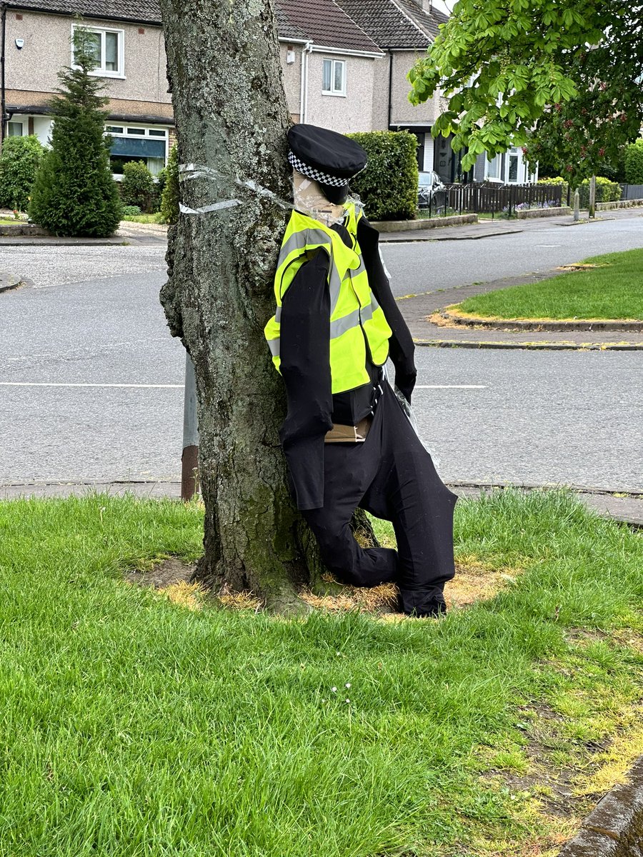 MERLOT42's tweet photo. This is what neighbourhood policing looks like in Paisley under an SNP run government. #SNP #policescotland #paisley #safeneighbourhood https://t.co/hKXEYMUlt7