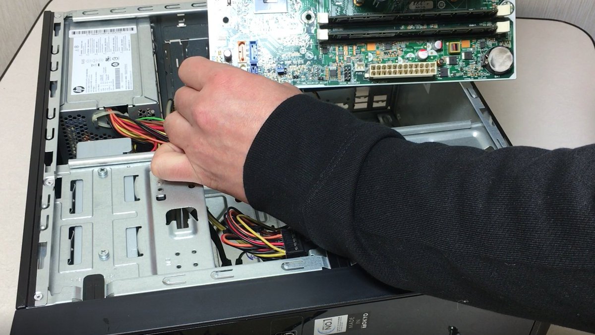 makincho8702's tweet image. 当時のメインPCの中身を全部入れ替えます。
マザボの足とグラボの支えを制作して…。
今では骨董品のような部品ですが、１０年以上前の話なので最新機種だったんですよ。
＃MacG4
#自作PC 
#ジャンク