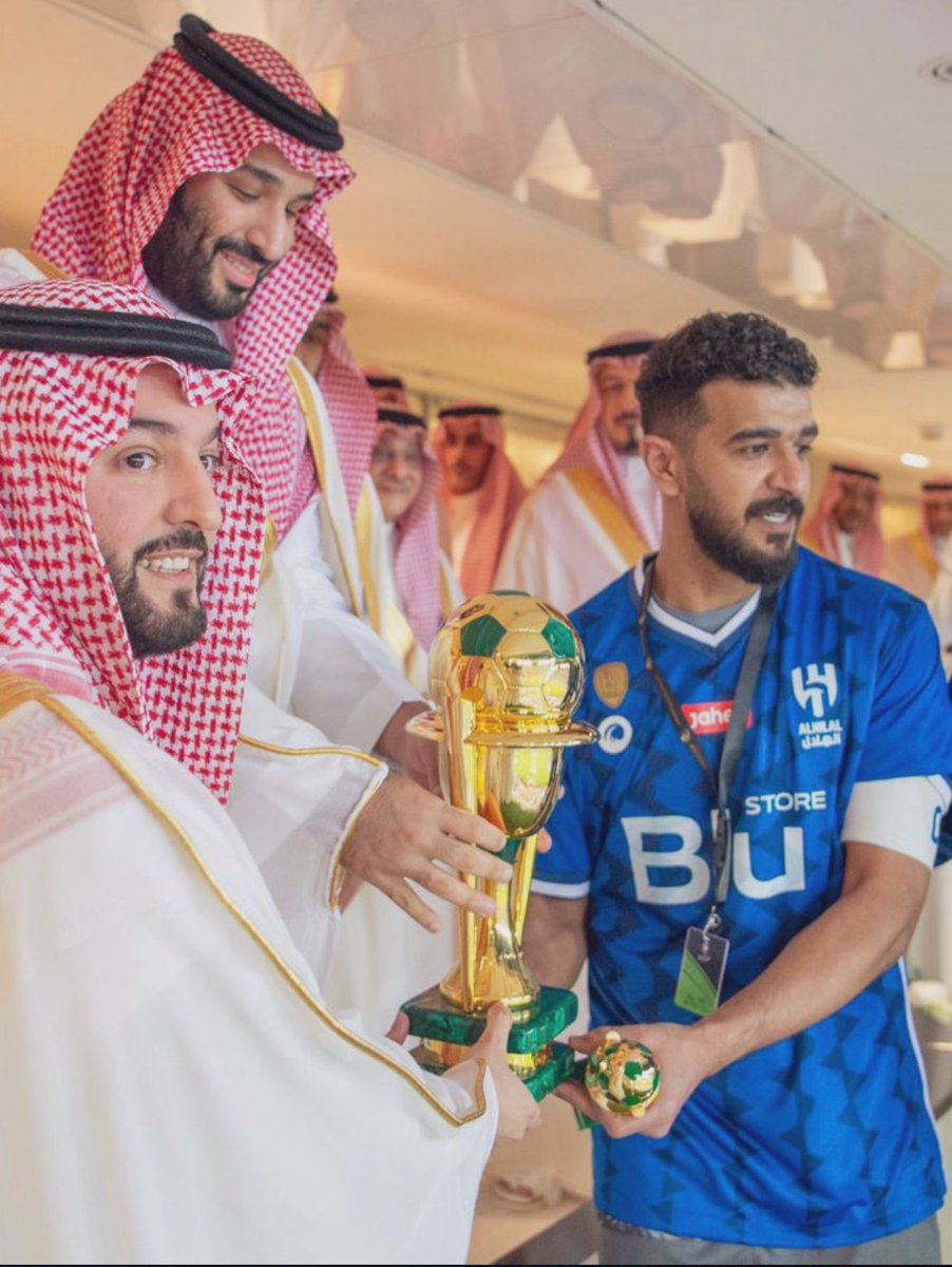 saudistuff's tweet photo. تتويج نادي #الهلال بأغلى الكؤوس من يد سمو ولي العهد. https://t.co/FRV1QlYOjJ