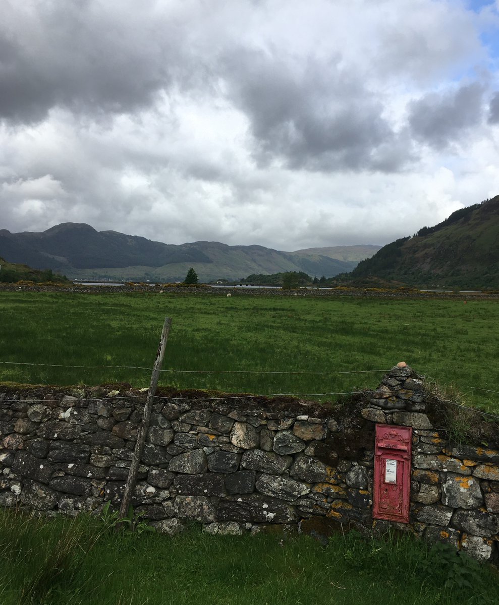 This remote wall #postbox in the Scottish Highlands remains in place thanks to Royal Mail's commitment to have a postbox within 500m of 99% of UK residents. Dating from the reign of George V, its aperture was enlarged in the 50s to accommodate larger mail #PostboxSaturday