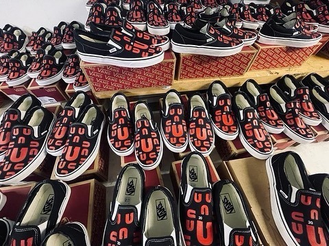 Custom slip on vans for United Mechanical’s 20th Anniversary. What a cool employee gift. Promotional Edge loves working with our customers coming up with cool swag! Happy 20th! #united_mechanical_ #promotionaledge #coolswag #vans #trendy #swag #constr… instagr.am/p/CsKNeBWyPRI/