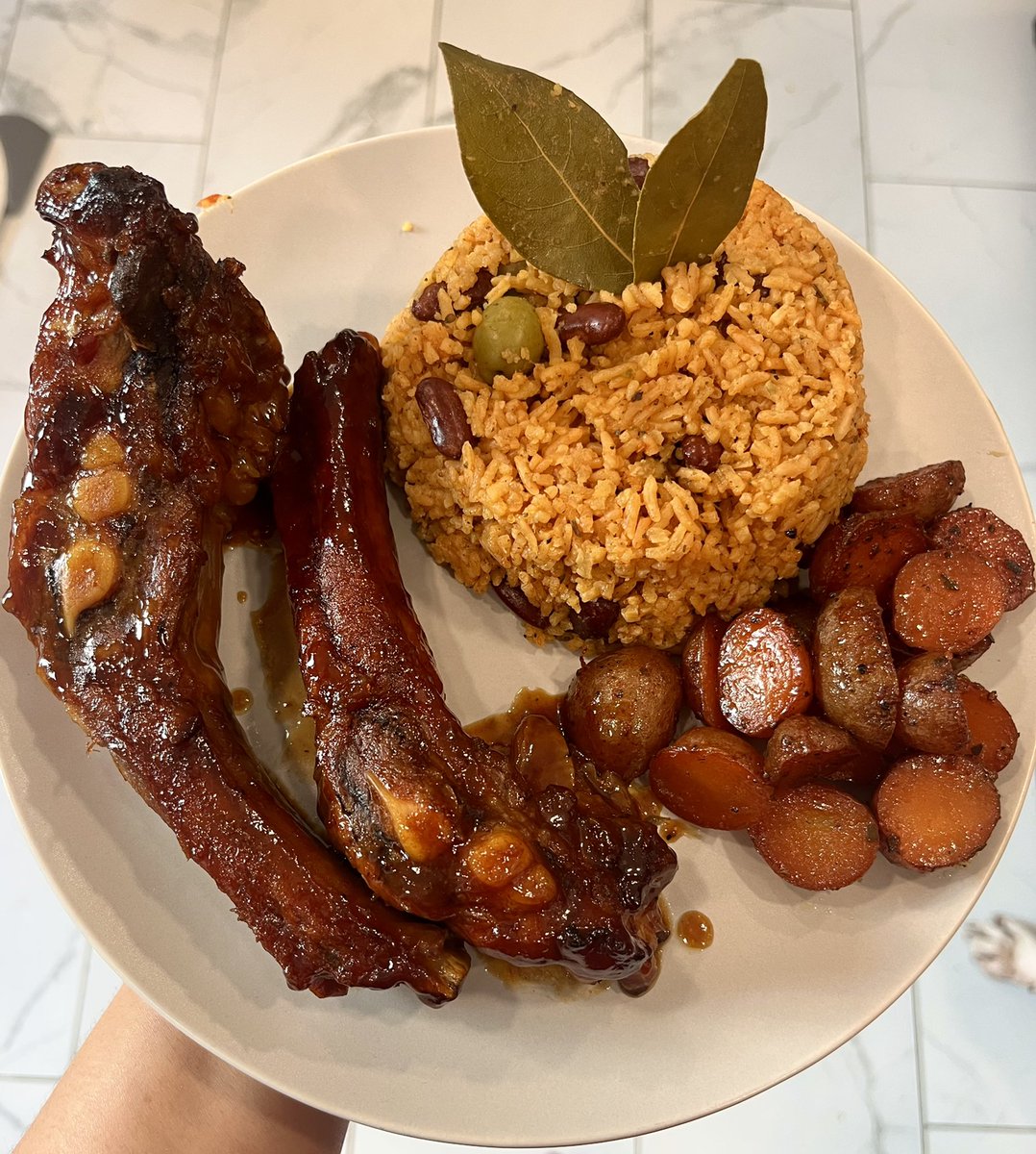 👩🏻‍🍳 Slow cooked honey bbq ribs, seasoned mini red potatoes and yellow rice with red beans. 👩🏻‍🍳 #foodie #personalchef #spanishfood #americanbbq  #Foodgram #Foodreviews #Cheferikahoffman #elite  #PrivateChef #PersonalChef #Gourmetfood #Catering #LehighValley #ChefErikaHoffman
