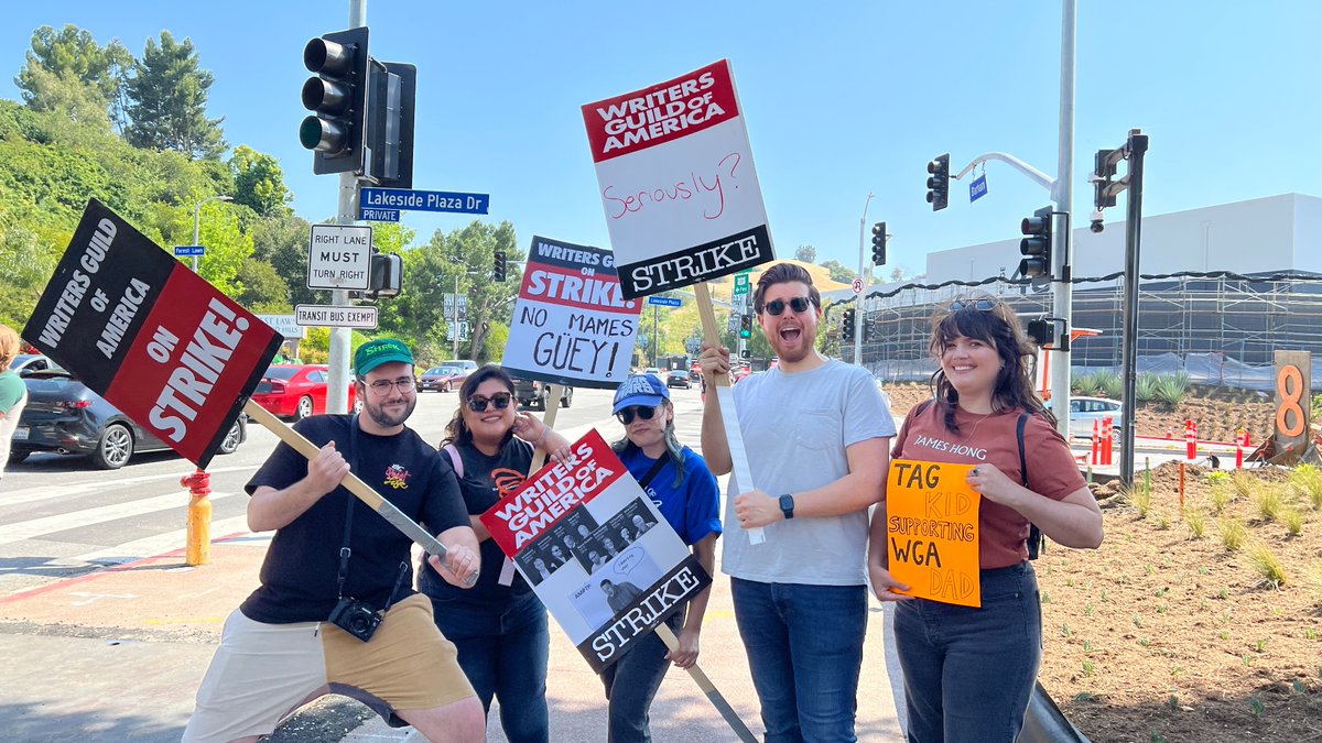 (most of the) Kung Fu Panda: the Dragon Knight writers room HOLDING THE LINE!!! @benmekler @ellie_guzman @el_jasmine @msshanelynch et moi 📸: @AlexLAmick and Baby Lucy