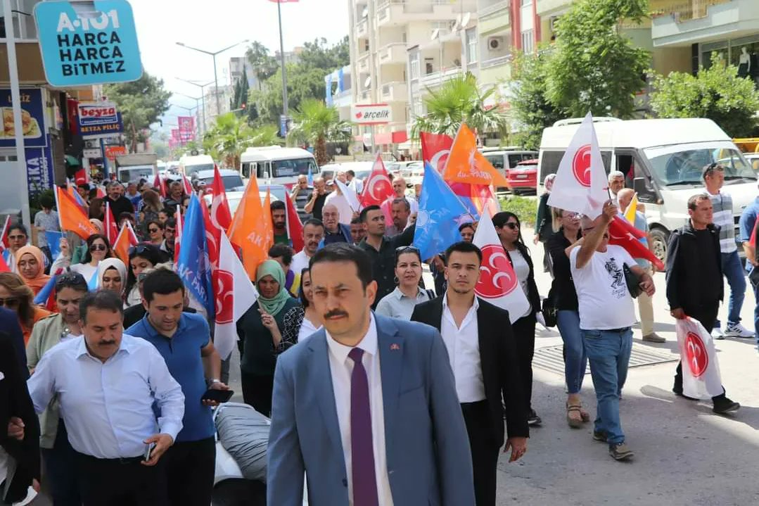 KursatErcan's tweet photo. Cumhur İttifakı 14 mayıs zaferinin provasını yaptı
Cumhur İttifakı ile birlikte İlçemizde vatandaşlarımızın yoğun ve coşkulu katılımlarıyla yürüyüşümüzü gerçekleştirdik.
Devlet ve Milletiyle Her şeyden önce Türkiye
#AdayBelliKararNet
#DevletveMilletiyle
#HerşeydenÖnceTürkiye https://t.co/hU5TP4YFNl