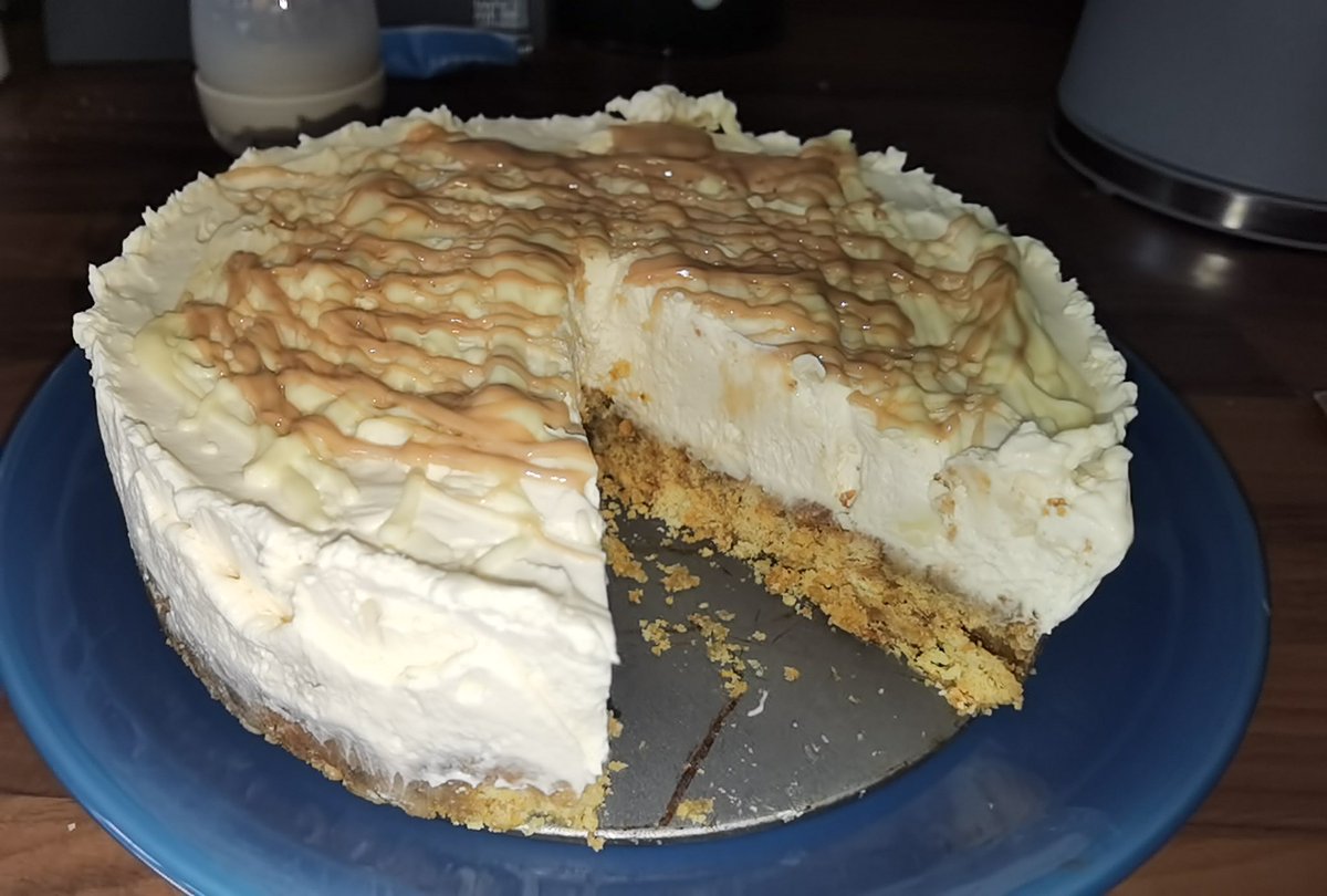 TylerWrightacus's tweet photo. 13 days in to my diet 5lb down think ill celebrate tonight with the kinder and white chocolate cheese cake I made. https://t.co/N8C4JmtJxp