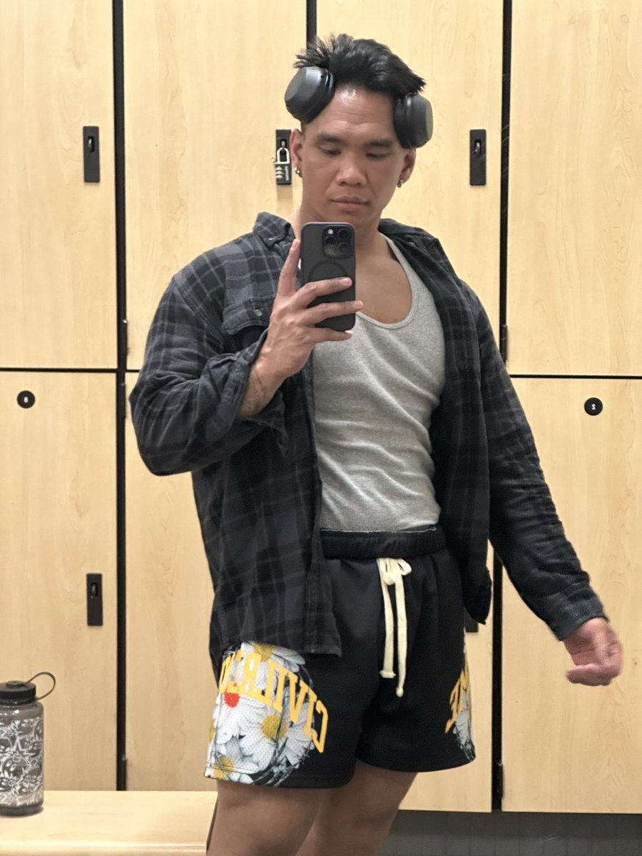 jshavna's tweet photo. might start wearing more flannels to gym https://t.co/dVyTSZ9y9P