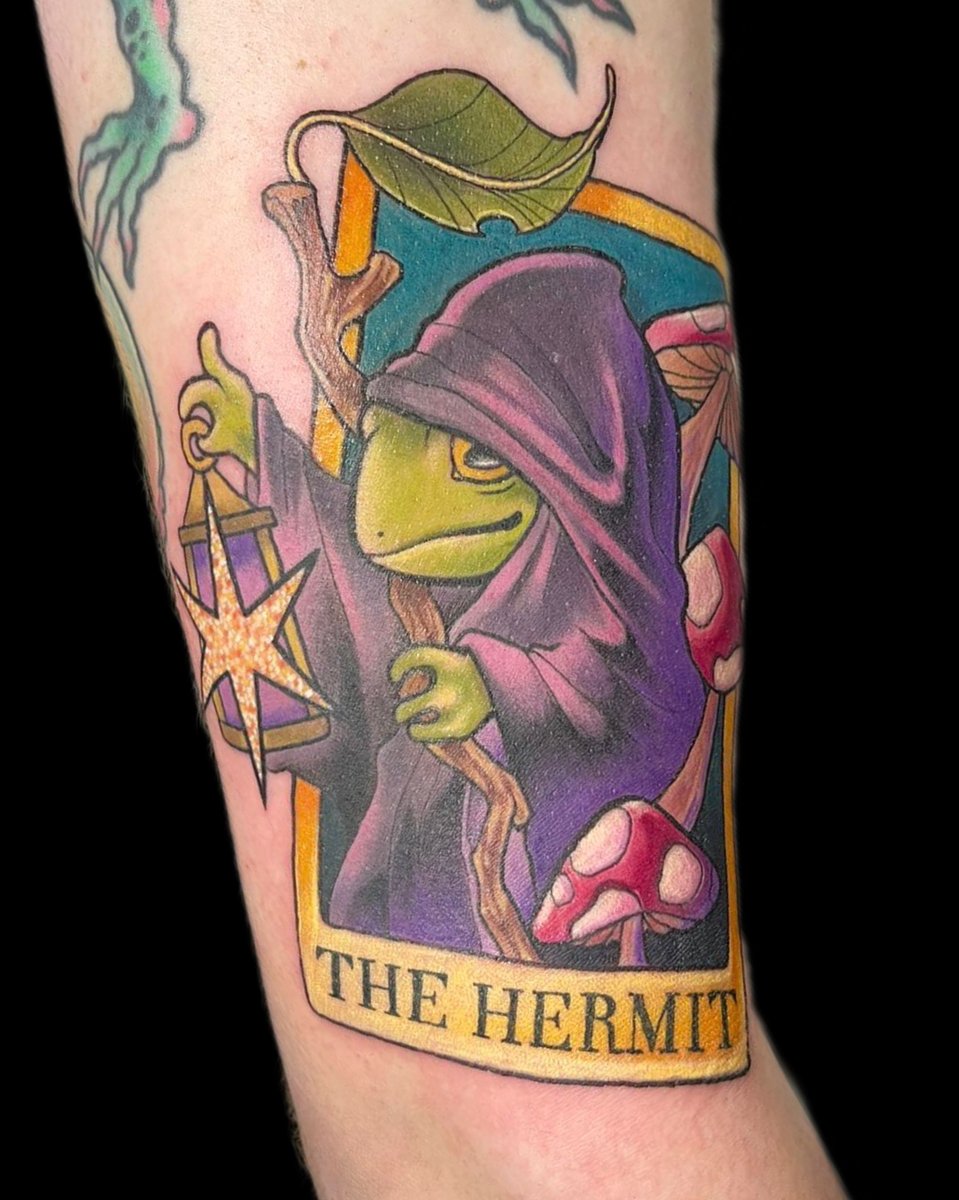 MarkedStudios's tweet photo. The Kermit tarot card by @calcifrr 🐸🔮

Wait. Hermit… 

 #markedstudios #reno #tattooredefined #inkedbymarked  #renotattooartist #worldfamousink #artistsofinstagram #vitalitree #vitalitreetattoo #liquiddeath #liquiddeathmountainwater https://t.co/RVTEN9GkRl