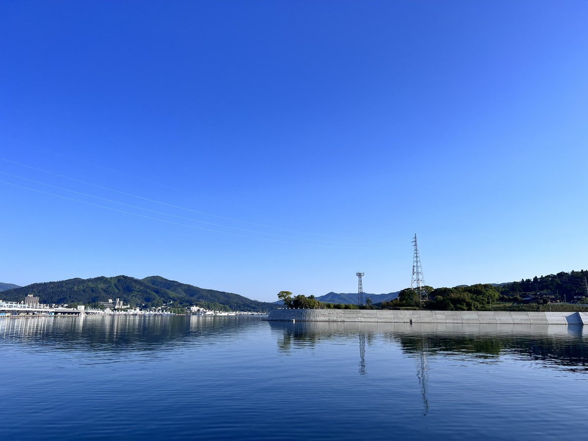 昨日の早朝の宮城県気仙沼港。
岸壁の右端に写ってるのは、三重県立水産高等学校の実習船「しろちどり」。

甲板の後ろで、生徒たちと教官が朝のミーティングをしていたよ。
凄いなぁ、高校生たちが船を操船して三重県から宮城県まで航海してるんだから👍🏾

気仙沼市の造船所が新実習船を建造中だよ！