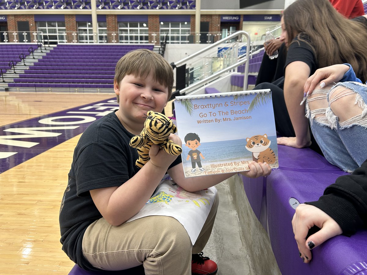 MiddletownOH's tweet photo. We love the collaboration behind this Project Based Learning! Second graders from @Creekvw_Tweets worked with @MHSMiddieTweets students on these Adventure Pal stories๐งธ๐ The project was also a family affair for Mrs. Tadych! #MiddieRising #AdventurePals https://t.co/eCQl2mxLLB