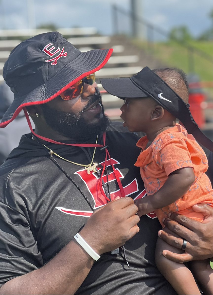 _dmanning99's tweet photo. My little man! ✊🏾🤝🏈 #itsinhisDNA 🧬 https://t.co/1PW9lOsQk1
