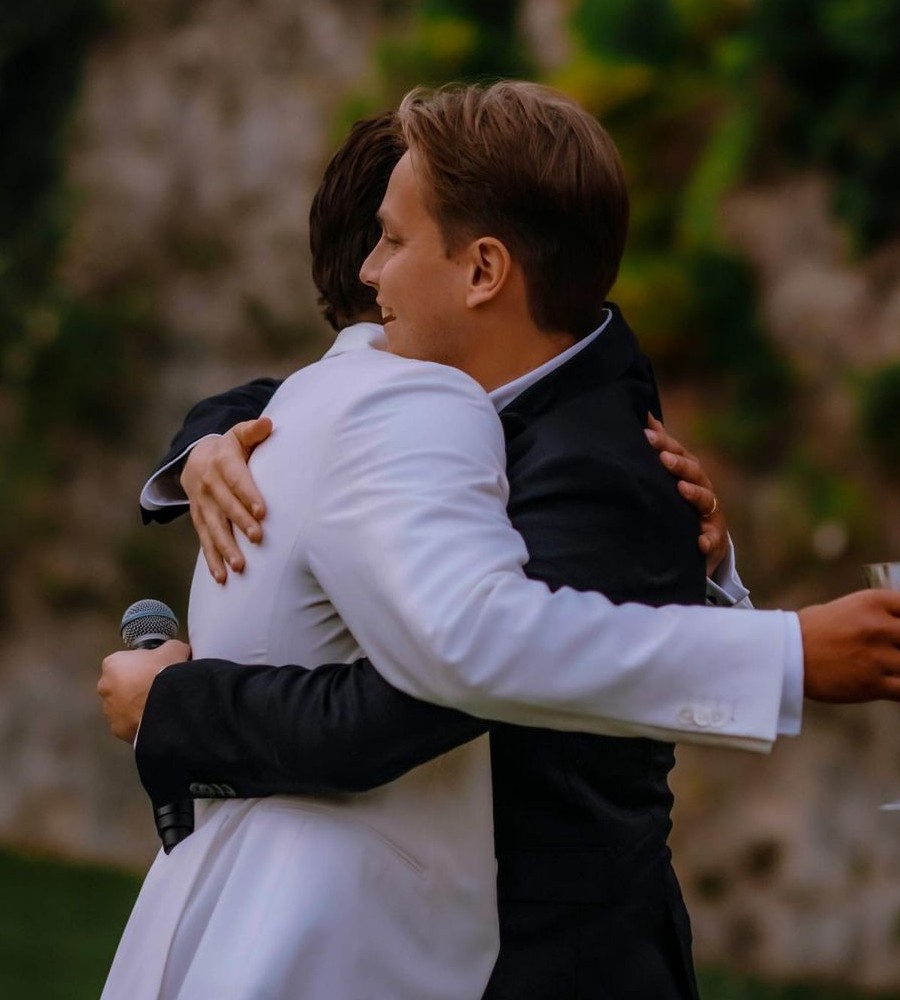 📷 𑁋 𝑁𝑒𝑤 𝑝𝑜𝑠𝑡 𝑜𝑓 𝗕͟𝗹͟𝘂͟𝗲͟ 𝗦͟𝘁͟𝘂͟𝗱͟𝗶͟𝗼
             #DrewlaïdeWedding

𝗔𝗻𝗱𝗿𝗲𝘄 (@VancityMitchell) being photographed by the 𝗕𝗹𝘂𝗲 𝗦𝘁𝘂𝗱𝗶𝗼 team greeting one of the wedding guests very nicely.