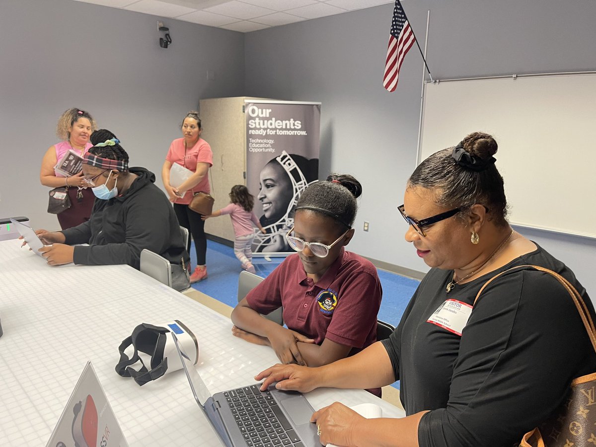 TechTisa's tweet photo. @dpvils STT demonstrated to @hartman_ms parents how Ss immerse themselves in learning. Parents experienced innovation in learning using @ClassVR @htcvive @MSMakeCode &amp; @makeymakey https://t.co/6WbN9fC4zb