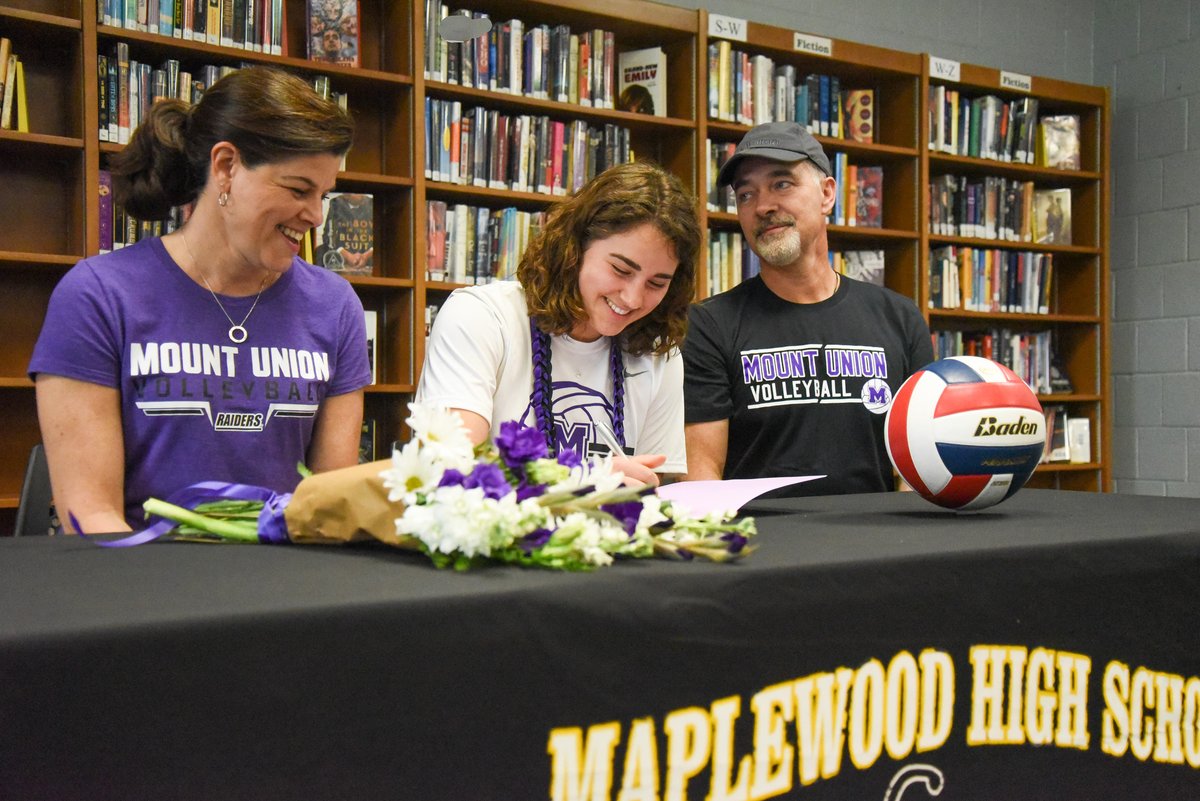 AlexTopor_'s tweet photo. Sadie Thomas committed today to play volleyball at Mount Union next season. 

Sadie is a three-time all-state outside hitter, a 1,000-point scorer in basketball and was the football team's kicker these past two season. 

Congratulations, Sadie! https://t.co/v7RFKX3Fsm