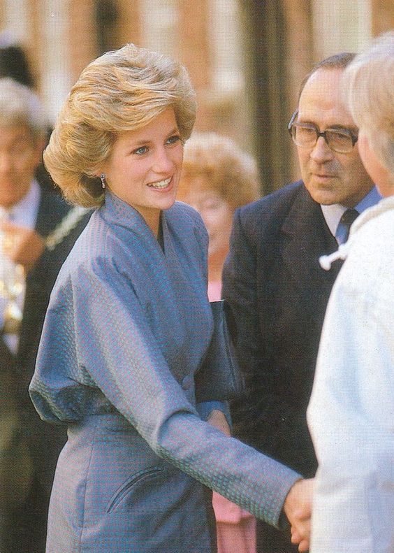This is a new wear of this Bruce Oldfield outfit for me. 
#Princessdiana #ladydiana #royalfashion #bruceoldfield