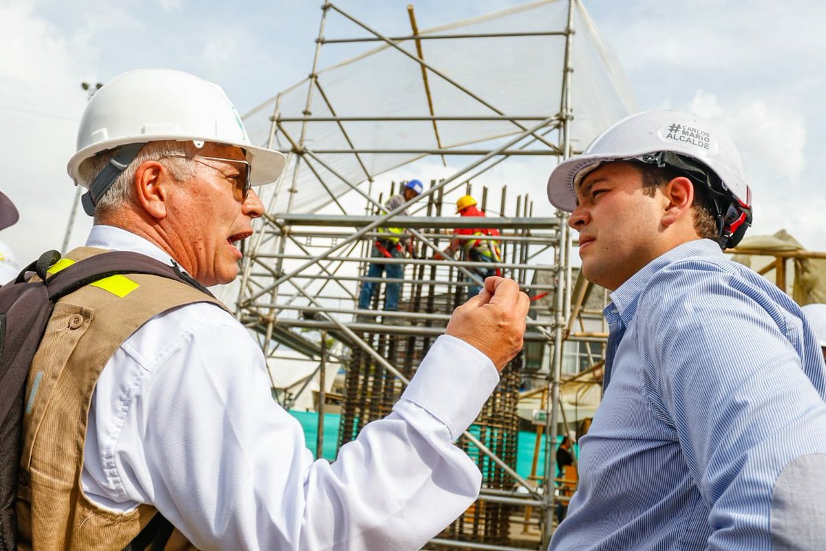 ¡Estamos cumpliendo! Avanzamos en la Línea 3 del Cable Aéreo. 
Con veedores ciudadanos visitamos en Los Cámbulos la construcción de las pilonas que sostendrán la estación matriz de esta nueva línea de transporte para #Manizales que hoy hacemos REALIDAD.