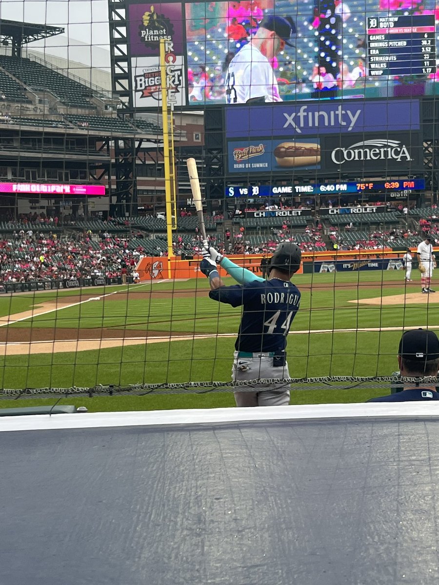 asmith0711's tweet photo. @JRODshow44 waved at us!!!!! Always excited to rep the @Mariners when they are visiting Detroit!!!

@ROOTSPORTS_NW #whereiroot https://t.co/KN9iscIqNt