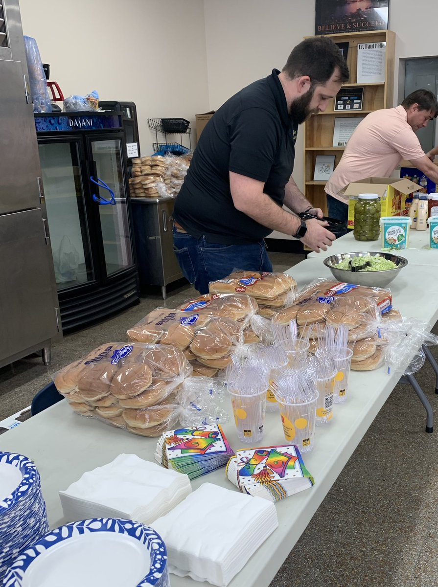 KelleyAcademy's tweet photo. The big cook out for our graduates was this afternoon and what a turnout, it was also grad supply pick up day! Thanks to everyone who came out and enjoyed some food with us! #8daystilgraduation #kva @DrBodieKVA https://t.co/t8ylMd0CVx