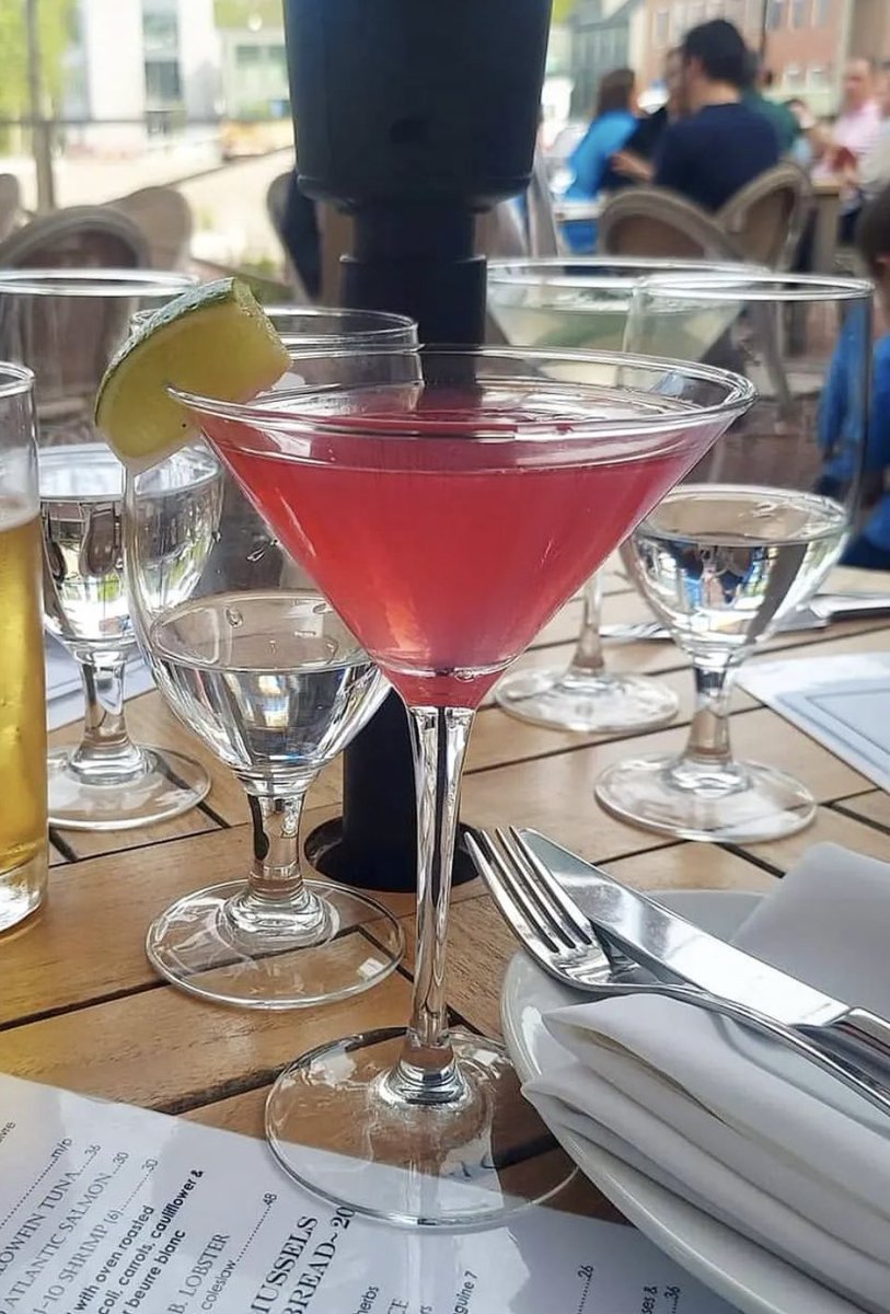 1020post's tweet photo. TGIF ☀️🍹🍺🍸 https://t.co/hkEY3r90Om
