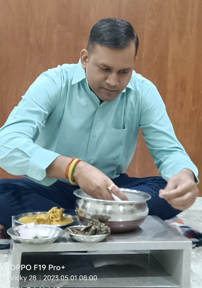 Bhupesh28Vicky's tweet photo. मेहनतकश श्रमिकों के प्रति आभार व्यक्त करने हेतु आज छत्तीसगढ़िया सरकार के आ��्वान पर बासी खाते हुए चटनी, भाजी, इड़हर के डुबकी के साथ तस्वीर साझा कर रहा हूं।

बासी शरीर में शीतलता बनाए रखता हैं और पानी की कमी को दूर कर ब्लड प्रेशर को भी नियंत्रित रखता हैं।

#InternationalWorkersDay https://t.co/V0ewJdYJSp