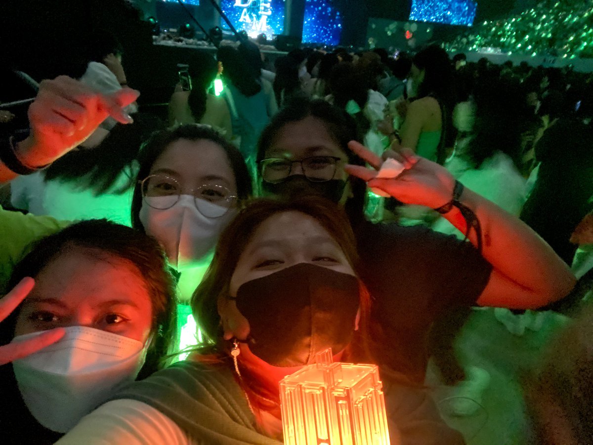 fmyyines's tweet photo. My very first concert I attended and never expected to see them up close, thank you inang @happeehour for the wonderful experience and to @xxriza_ for the graduation gift worth it and to our new found friend @m4haecart see you again on our next concert!!! 💚

04/30/2023 https://t.co/mZ50f1KF9i