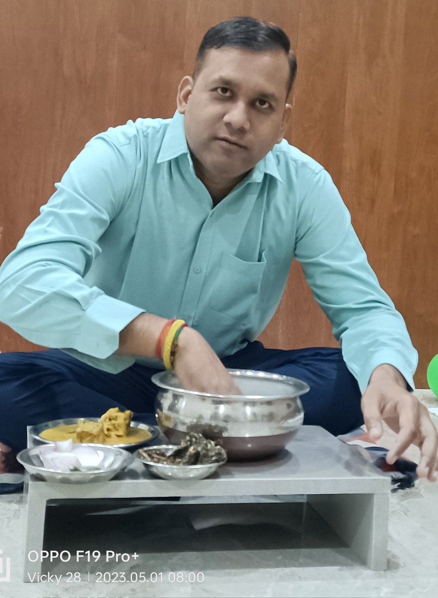 Bhupesh28Vicky's tweet photo. मेहनतकश श्रमिकों के प्रति आभार व्यक्त करने हेतु आज छत्तीसगढ़िया सरकार के आ��्वान पर बासी खाते हुए चटनी, भाजी, इड़हर के डुबकी के साथ तस्वीर साझा कर रहा हूं।

बासी शरीर में शीतलता बनाए रखता हैं और पानी की कमी को दूर कर ब्लड प्रेशर को भी नियंत्रित रखता हैं।

#InternationalWorkersDay https://t.co/V0ewJdYJSp