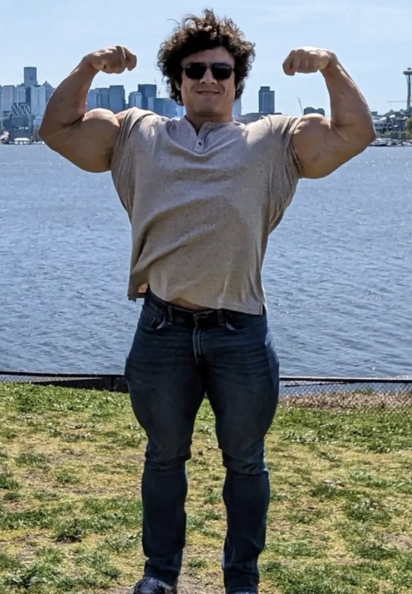 Dreamer InTheNight on Twitter: "Stuart Sutherland - Muscle Midget with Gigantic Guns! 💪🏻"