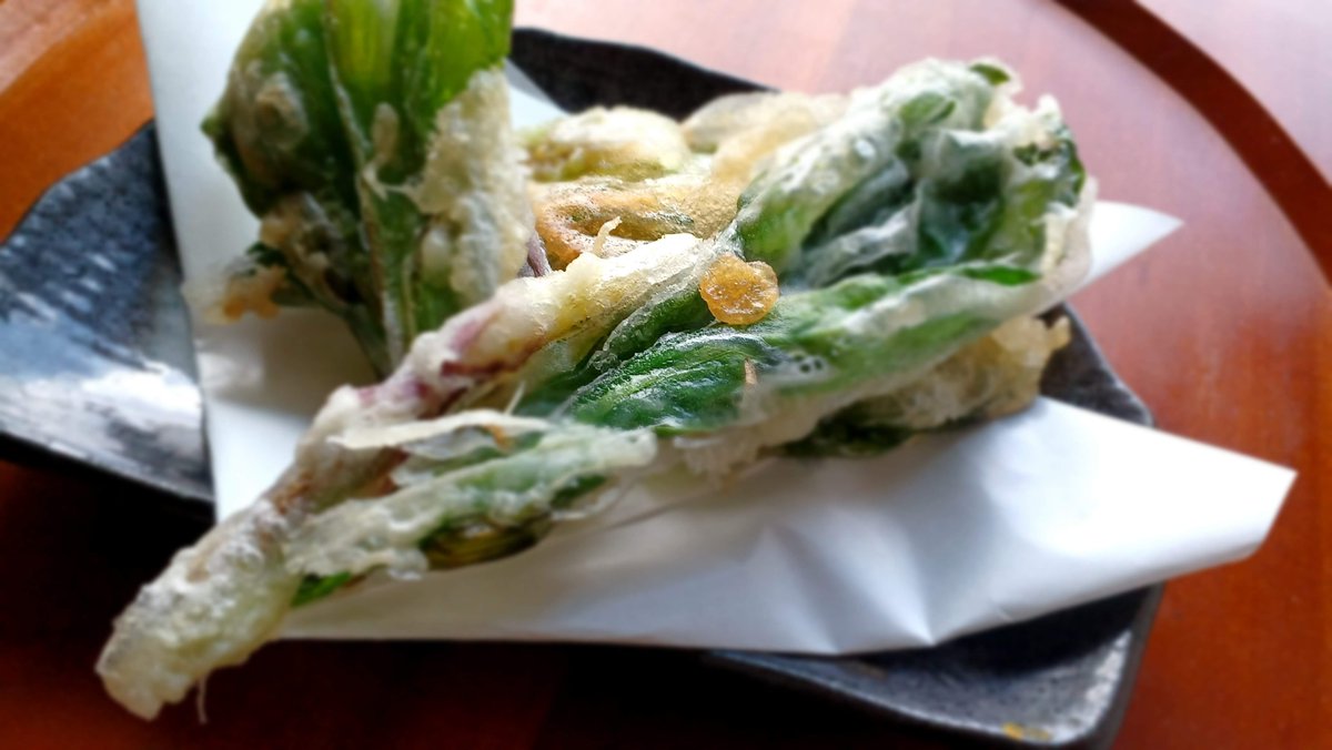 reikoaso's tweet photo. #お昼ごはん 

行者ニンニクの天ぷら🍃

葉っぱが
少し大きめの行者にんにく

茎だけを揚げた天ぷらも美味しかったです☺

＃函館グルメ ＃山菜料理 #料理好きな人と繋がりたい ＃カロリーSlism https://t.co/wmN7tqkgXU